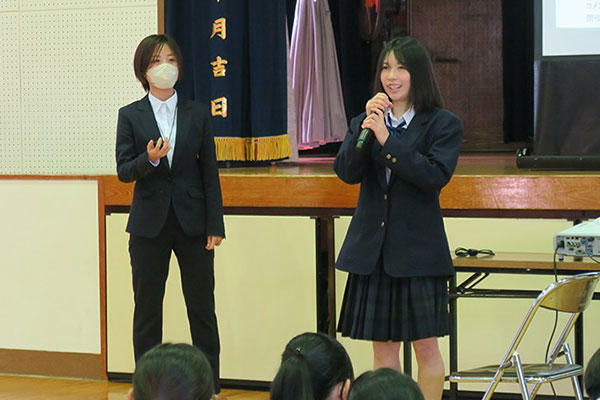 鹿児島大学法文学部2年の柳川すずなおよび喜界高校生による説明