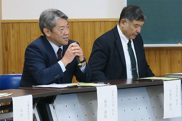 総合討論で発言する喜界中学校の藤原隆哉校長
