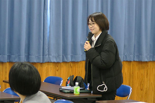 総合討論で発言する本学理学部3年の梶原こころ