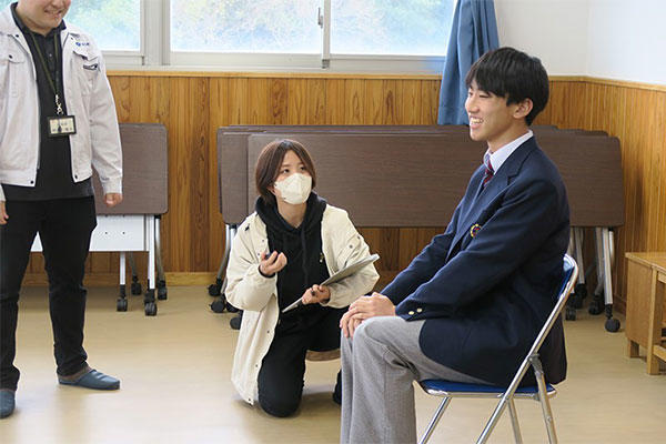 「立退き避難」にかかわる簡易体力テストを体験する高校生