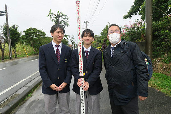津波避難環境調査（測量）に参加した高校生と武隈アカデミー長