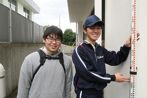 喜界高等学校校舎等での測量調査に参加した喜界高校生